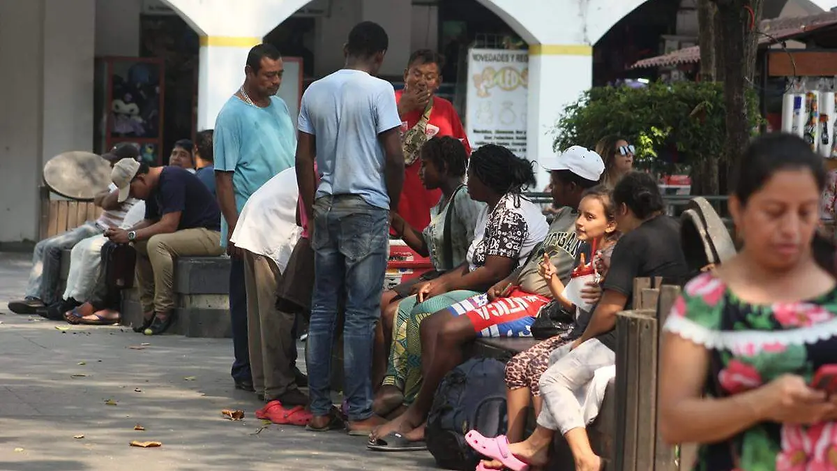 Migrantes-En-Bancas-De Parque copia